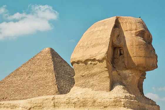 Bilde av den store sfinksen og en pyramide i Giza, Egypt. (AI-generert tekst)