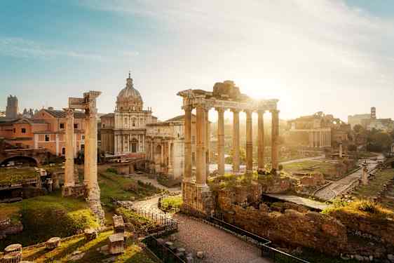 Utsikt over Forum Romanum i Roma med ruiner og antikke søyler i forgrunnen. (AI-generert tekst)