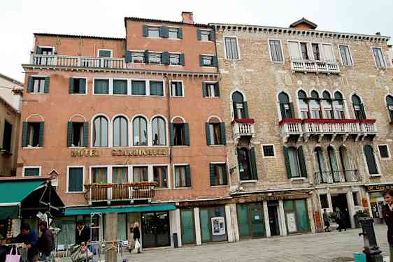 Et hotell med navnet 'Hotel Scandinavia' og andre bygninger i klassisk arkitektur. (AI-generert tekst)