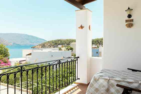 En balkong med utsikt over havet og det omkringliggende landskapet. (AI-generert tekst)