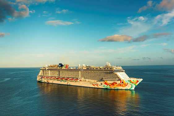 Et stort cruiseskip på havet under en klar himmel. (AI-generert tekst)