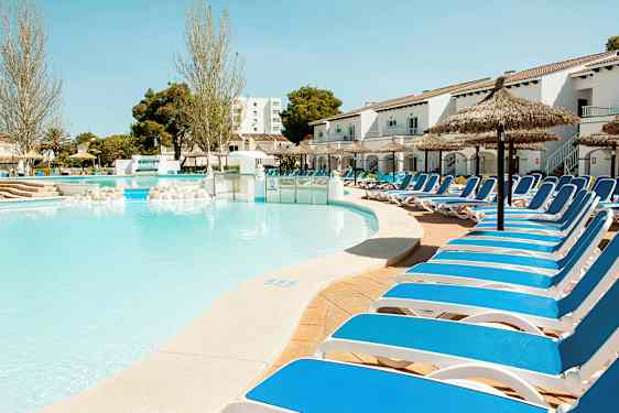 Bilde av et basseng med solsenger og parasoller ved et hotell. (AI-generert tekst)