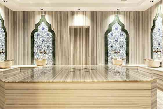 Hamam-rom med mosaikkvegger og marmorbenk. (AI-generert tekst)