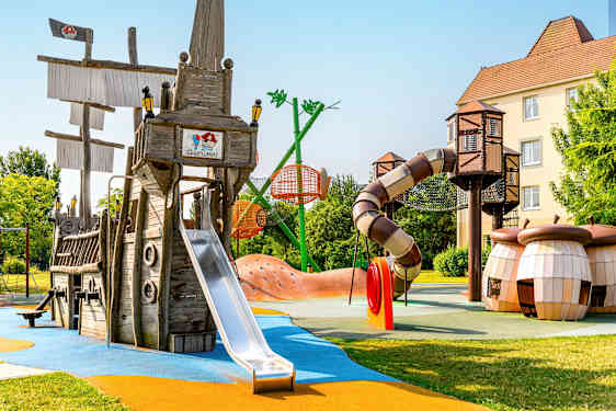 Lekeplass med skip og sklier. (AI-generert tekst)