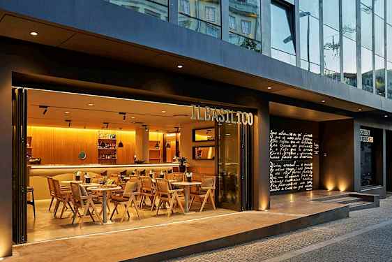En restaurant med navnet Il Basilico, med moderne arkitektur og innredning. (AI-generert tekst)