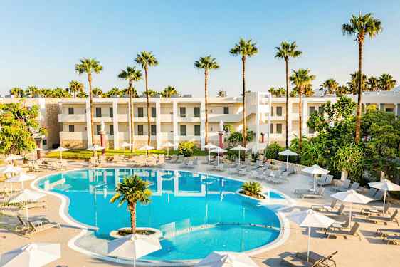 Bassengområde med solsenger, parasoller og hotellbyggninger i bakgrunnen. (AI-generert tekst)