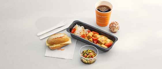 Flymat hos Sunclass Airlines; Kylling panang og kake