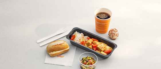 Flymat hos Sunclass Airlines; Kylling panang og kake