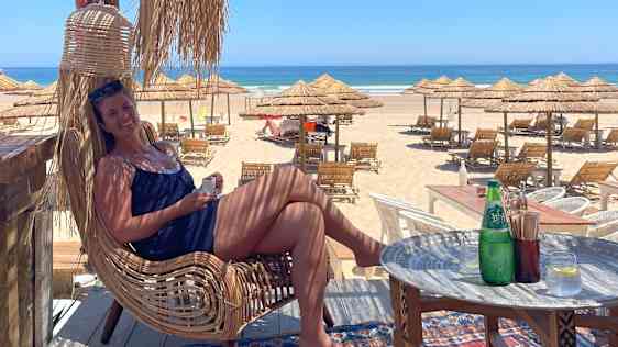 Maria på stranden utenfor Lisboa