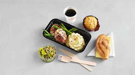 Salat med belgfrukter, kjøttkaker i brunsaus med potetmos og haricot verts, servert med varmt rundstykke. Muffins med kaffe eller te.
