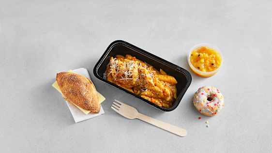  Kjøttsaus, frukt, brød med ost og en donut. 