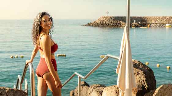 Kvinna påväg ner i havet