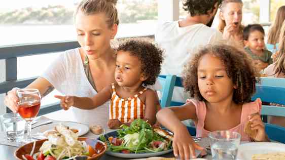 Mor med børn i en restaurant
