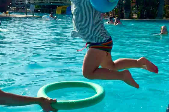 Barn hopper i et basseng