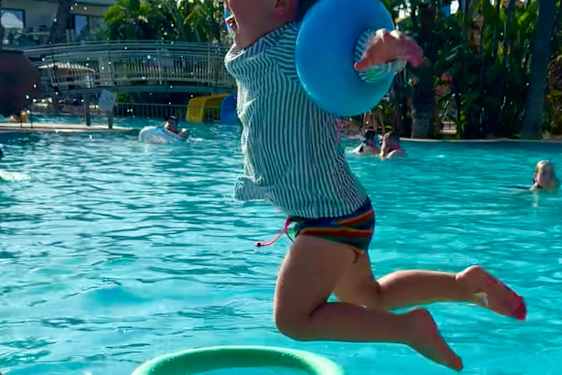 Barn hopper i et basseng