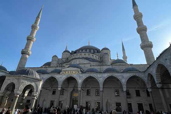 Den ikoniske blå moské – Sultanahmet Camii, som bl.a. er kjent for sine 6 minareter.