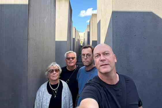 Petter med familien på tur i Berlin