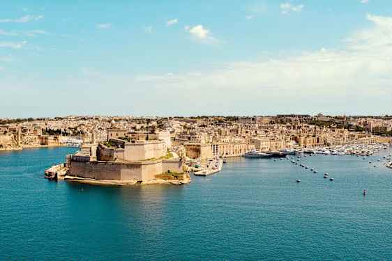 Hovedstaden Valletta på Malta, sett fra havet og mot en borg.