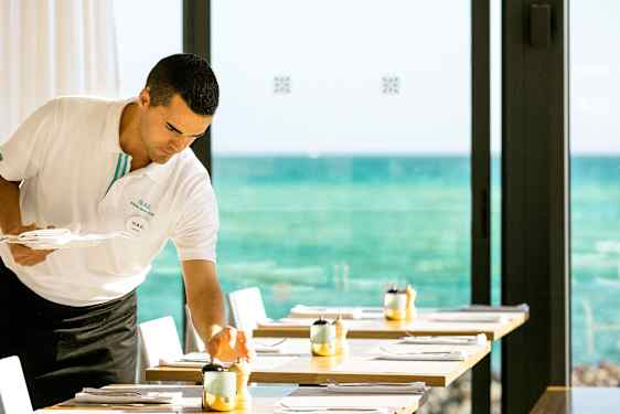 Restaurantmedarbeider på et av våre hotell