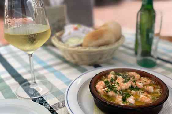 En tallerken med rykende ferske gambas (reker)