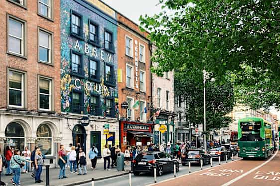 Gate i Dublin med fargefine, flotte bygg