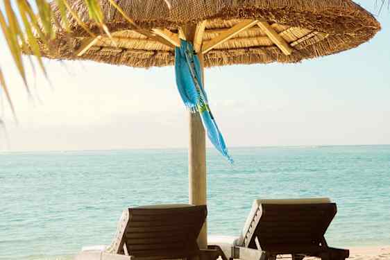 To solsenger på en strand på Mauritius