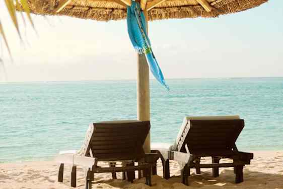 To solsenger på en strand på Mauritius