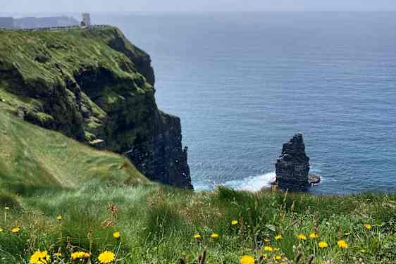 Cliffs of Moher – grønne klipper ved et blått hav.