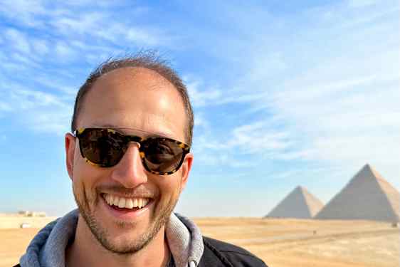 Zakaria framför pyramiderna i Egypten