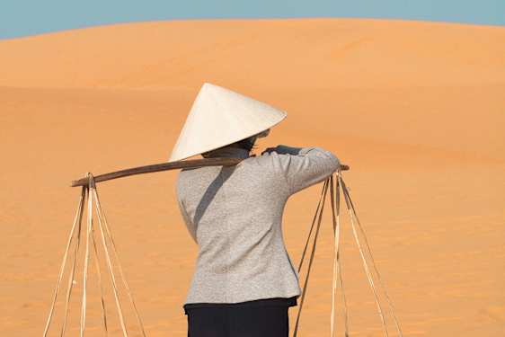 Kvinne i tradisjonelle klær og hatt, reis med Ving til Vietnam