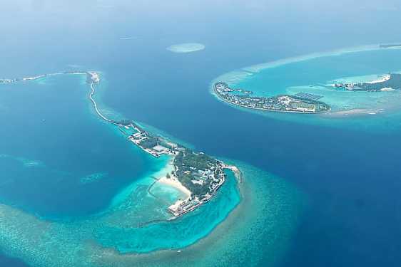 Utsikt fra sjøfly på Maldivene