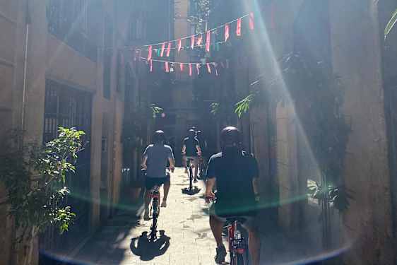 Tre cyklister i Barcelona