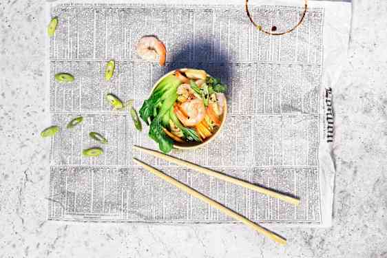 Oppskrift på nudelsuppe med reker, fritert tofu og grønt