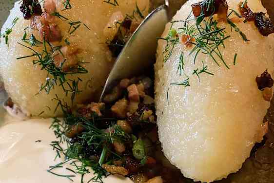 Cepelinai er potetdumplings laget av revet potet og fylt med kjøttdeig, ostemasse eller sopp.