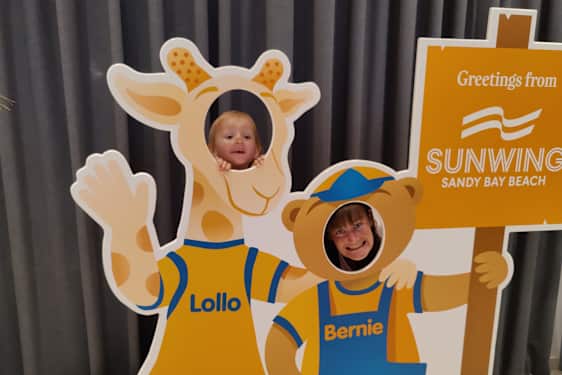 Lollo og Bernie med to glade jenter, på hotellet på Kypros