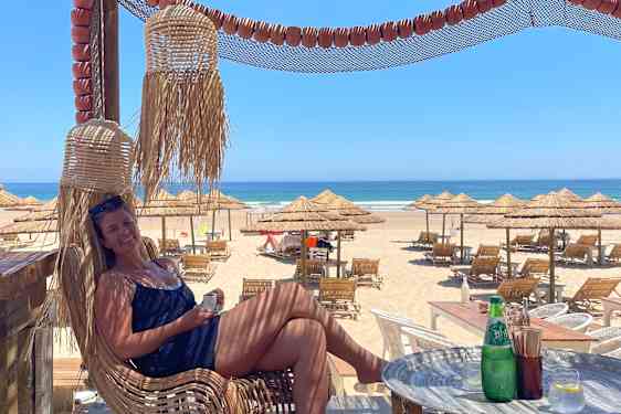 Maria på en strand i Lisboa