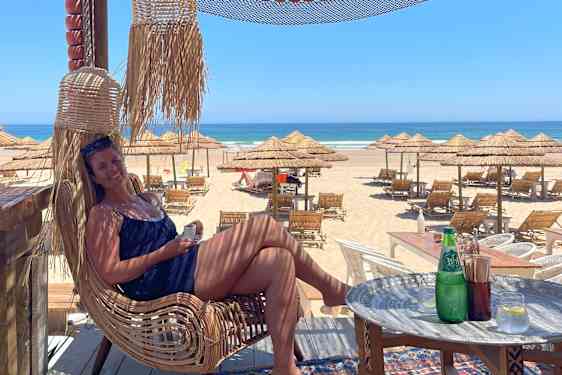 Reiseekspert Maria på en strand i Lisboa