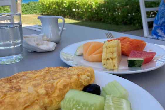 Frokost på Sunprime Kamala Beach