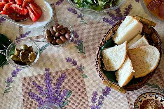 Bord med brød, tomater og salat