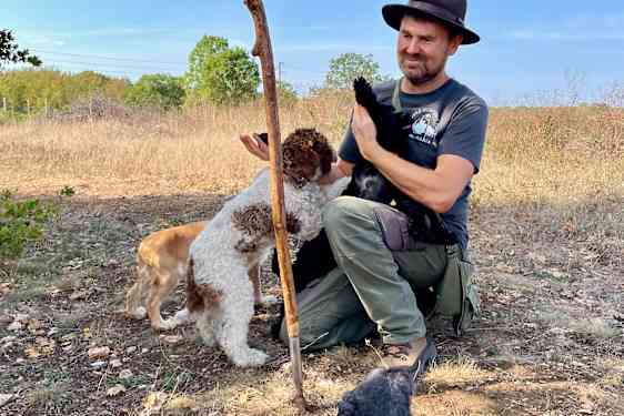 Mann med hatt og sin hund
