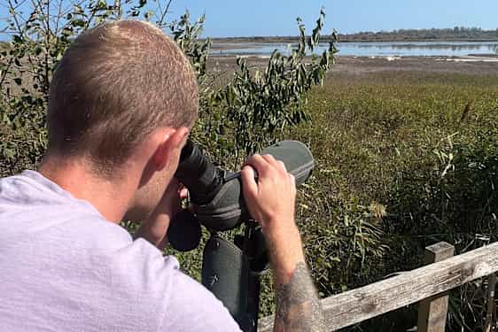 Mathias med en kikkert