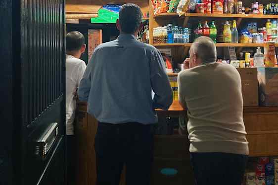 En lokal kiosk som forvandles til en bar og samlingsplass om kvelden.