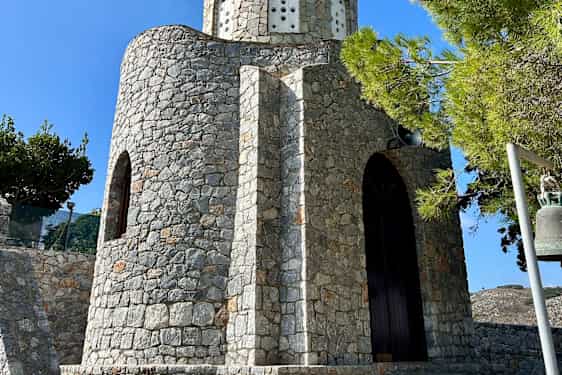 Kirke på vei til Agios Ionanis grotten
