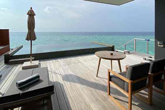 Terrasse, solseng, parasoll, loungemøbler og privat basseng.