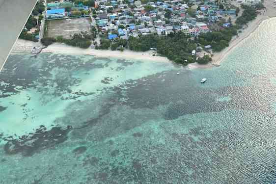 Utsikt fra sjøflyet på Maldivene