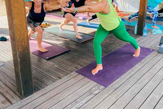 Yogainstruktør lærer elevene