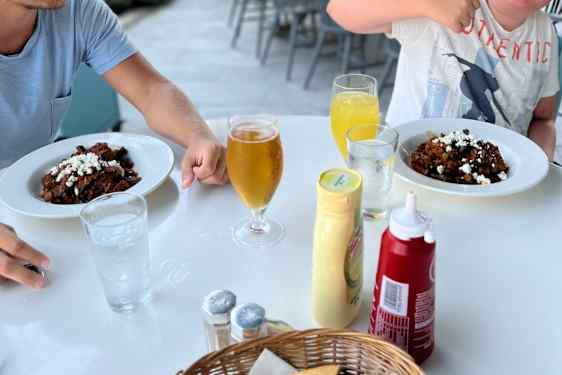 Gutt som gir tommel opp