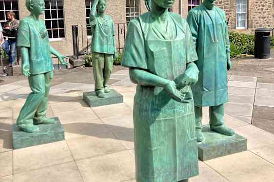 Statuer av betydningsfulle personer innen legekunsten