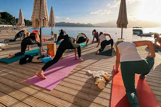Start med yoga i en nydelig soloppgang