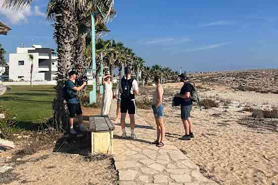 Innpilling rett nedenfor hotellet, under palmene og strsanden er nærmeste nabo